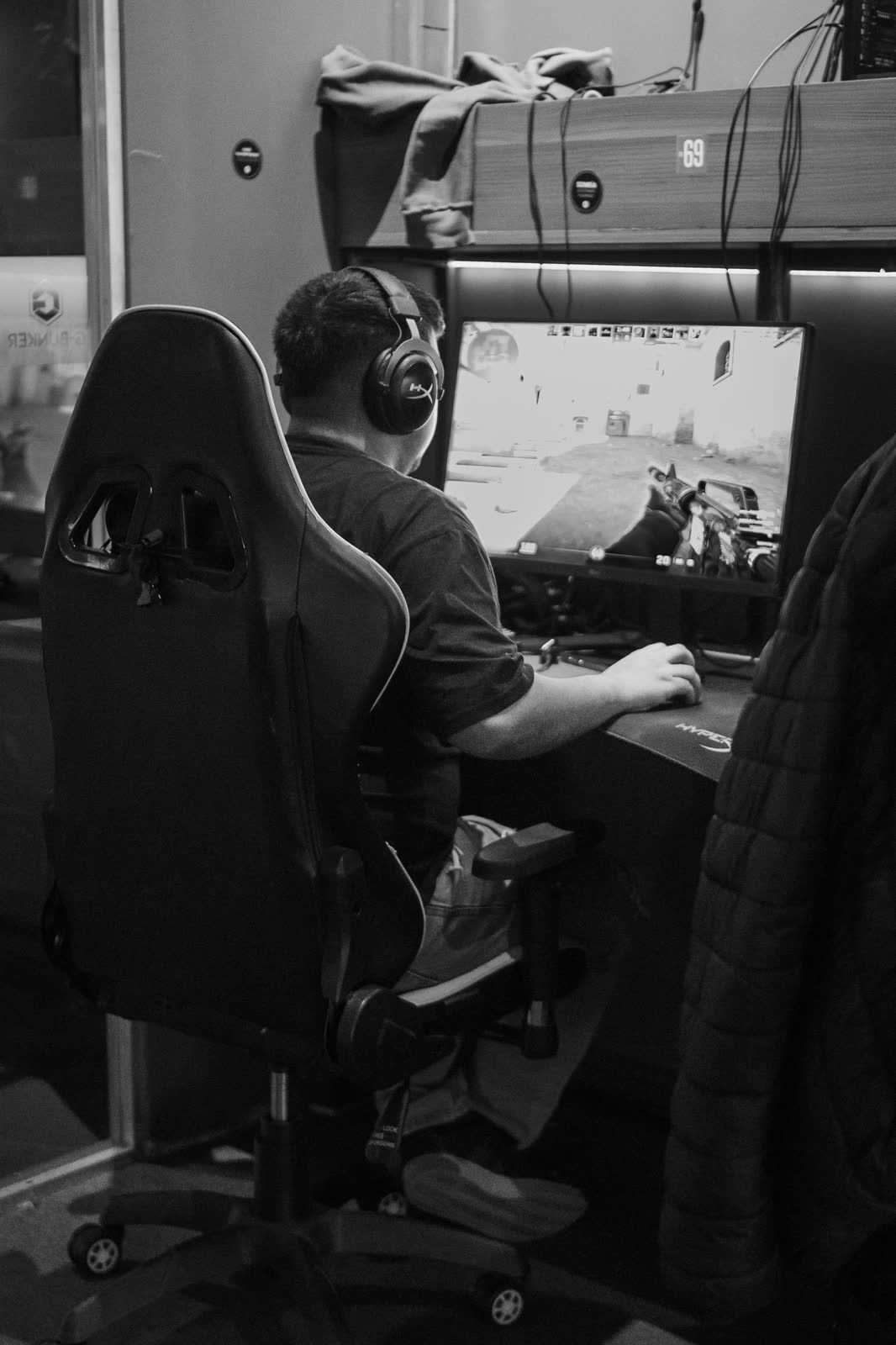 Player competing at a BONOXS Series PC station